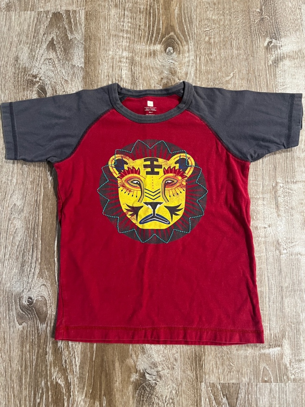 Tea Collection Lion Red and Gray Raglan Tee size 7